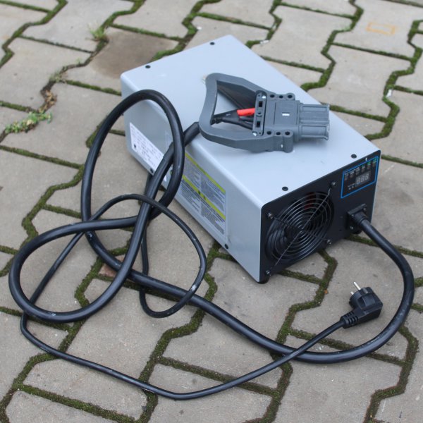 vysokozdvižný vozík elektrický litiový CDD2025J-LI bazar 250318 nabíjecí automat