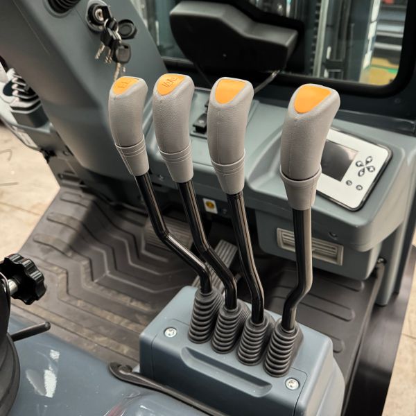 vysokozdvižný vozík elektrický HELI G4-LI 1,8t black edition ovládací páky