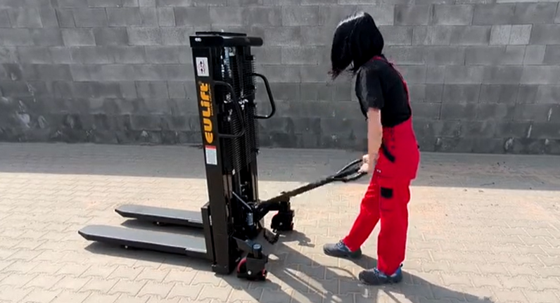 úvod videa manipulace s vysokozdvižným vozíkem manuálním